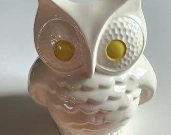 Stara biała ceramiczna figurka sowy w wazonie, żółte oczy