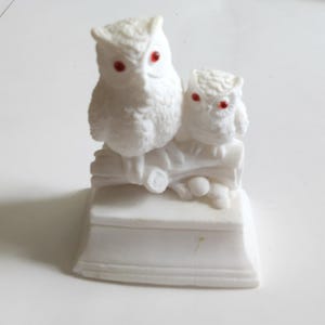Figurine vintage hiboux sur branche en céramique blanche