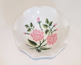 Cuenco de cerámica blanca vintage hecho a mano, diseño de rosas rosas