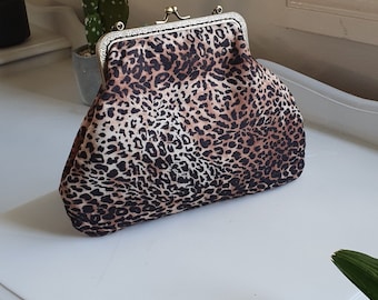 Pochette in velluto con stampa leopardata