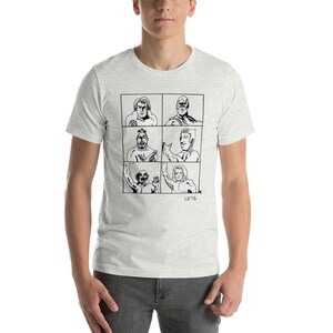 Może przedstawiać: Jasnoszary t-shirt z czarno-białą ilustracją sześciu męskich twarzy w siatce. Tekst "LIFTS" znajduje się pod siatką.