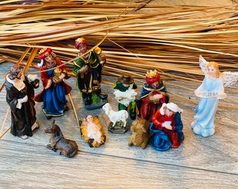 Crèche De Noël Miniature En Boîte Métal - Figurines En Résine (Sainte Famille, Moutons) - Environ 9,5x6 Cm - 4