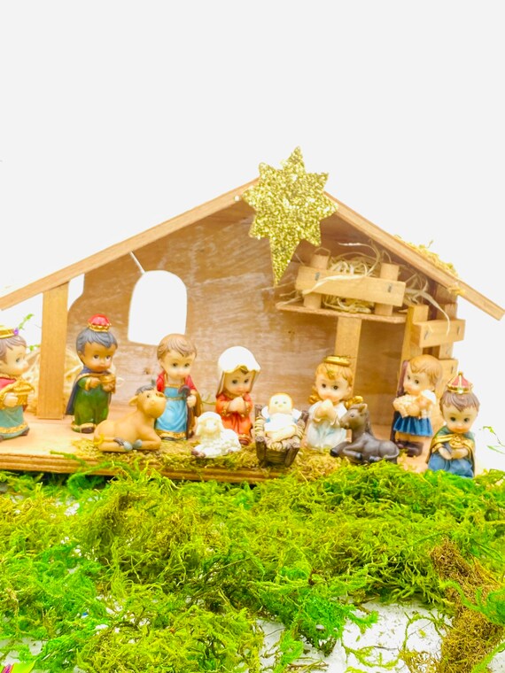 Belén Con El Niño Jús. Elementos Del Pebre Cristiano Católico. Decoración En La Iglia. 14943955 Foto De Stock En Vecteezy, , large