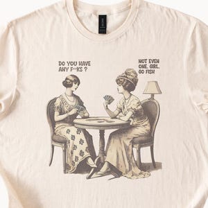 Camisa Retro Clássico Jogo de Cartas Camisa Engraçada Namoradas Jogando Cartas Peixe Dourado Algodão Bege Manga Curta