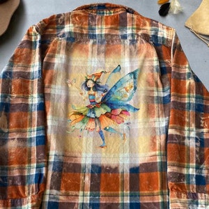 妖精シャツ、ユニークなグラフィックのフランネルシャツ、チェック柄シャツ、魔法の妖精トップ、アップサイクルカスタムメイド、妖精ファンタジーアートシャツ、ボヘミアン妖精アパレル