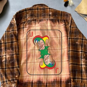 Camisa de franela reciclada con gráfico de naipe Joker Camisa a cuadros blanqueados Camisa de juego de cartas vintage Regalo único para jugadores de cartas
