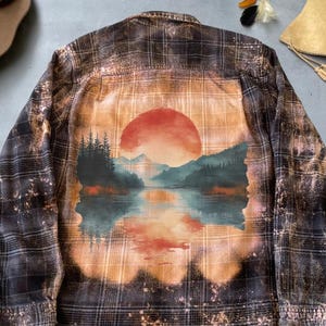 Blekt flanellskjorta med naturgrafik, specialtillverkad på beställning, återvunnen flanell, solnedgång, berg, utomhusscen