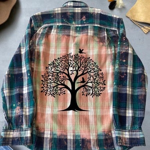 Baum des Lebens Flanellhemd, Boho Chic kariertes Hemd, Gebleichtes Flanellhemd, Kariertes Flanellhemd, Maßgefertigtes Upcycled Flanell Unikat