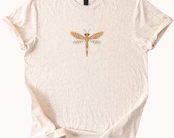 Camiseta de libélula, camiseta bohemia con gráfico de insectos, regalo para amantes de la naturaleza, camiseta terrosa, diseño minimalista de libélula, top de algodón suave para mujer