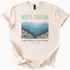 North Carolina Grafik-T-Shirt Blue Ridge Berge Malerische Natur Landschaft Lange Kämme Soft Drawl State Flower Wandern im Freien T-Shirt