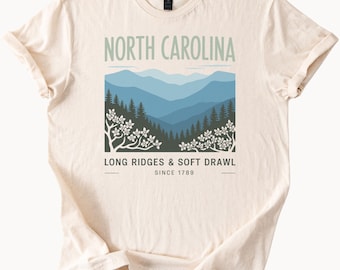 Maglietta grafica della Carolina del Nord con motivo Blue Ridge Mountains, paesaggio naturale panoramico, lunghe creste, accento morbido, fiore dello Stato, escursionismo all'aperto