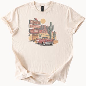 Maglietta retrò Route 66 Desert Diner con grafica di auto d'epoca e scena di cactus del sud-ovest, da viaggio su strada