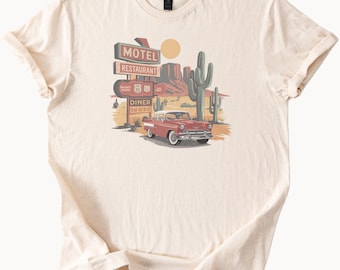 Maglietta retrò Route 66 Desert Diner con grafica di auto d'epoca e scena di cactus del sud-ovest, da viaggio su strada