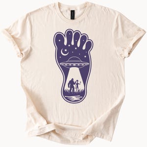 Bigfoot Alien UFO Begegnung Shirt Lustiges Sasquatch Entführung T-Shirt Fußabdruck Grafik Nachthimmel Paranormal Cryptid TShirt Design