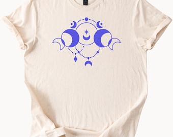 Camiseta gráfica con fases lunares celestiales, lunas crecientes, estrellas y símbolos cósmicos, diseño de astrología espiritual bohemia en color natural.