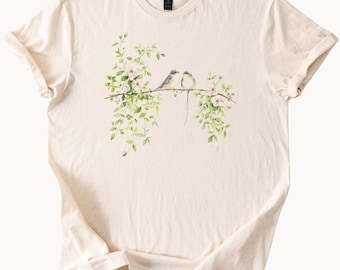 花柄の鳥のシャツ、自然グラフィックTシャツ、枝に止まる鳥の手描き、花柄の植物Tシャツ、春夏向け野生動物シャツ、彼女や彼へのギフト