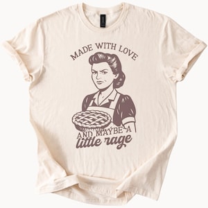 Camiseta gráfica &quot;Hecho con amor y quizás un poco de rabia&quot;, divertida camiseta retro de pastelero, regalo de repostería sarcástico para mujeres y hombres, humor gastronómico.