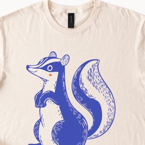 Bonita camiseta con gráfico de mofeta azul, ilustración de animales, regalo para amantes de la naturaleza, divertida caricatura, bosque, vida silvestre, arte, camiseta de algodón suave.