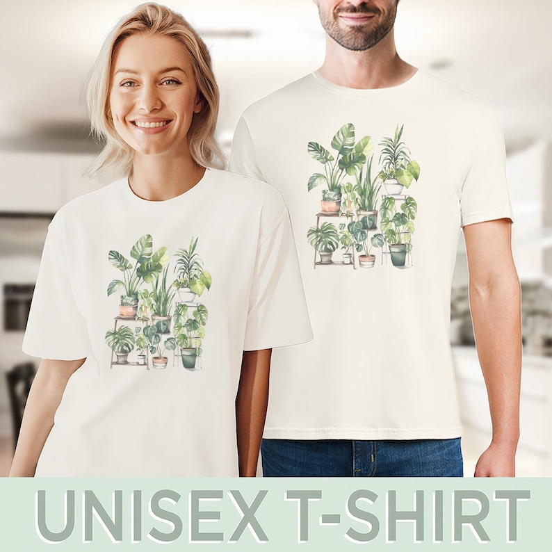 Puede incluir: Camisetas unisex color crema con una ilustraci&oacute;n de acuarela de plantas en macetas. El dise&ntilde;o incluye helechos, palmeras y otras plantas verdes sobre estanter&iacute;as de madera. El texto "UNISEX T-SHIRT" se muestra en la parte inferior de la imagen.