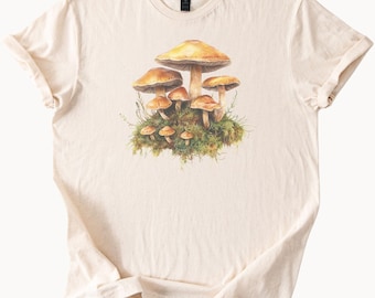 キノコの森グラフィックTシャツ、自然をモチーフにした菌類アートTシャツ、植物キノコのイラストシャツ、コテージコア風シャツ