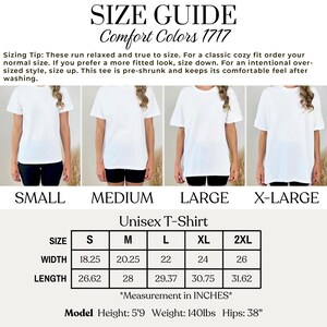Puede incluir: Camisetas unisex blancas, tallas S a 2XL, con una gu&iacute;a de tallas. La gu&iacute;a incluye medidas en pulgadas para el ancho y el largo. El texto de la imagen dice "Comfort Colors 1717" y "Unisex T-Shirt".