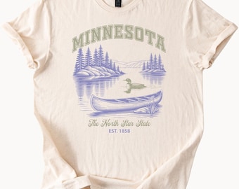 Minnesota T-shirt med grafisk design, kanot, sjö, lom, natur, scen, North Star State 1858, vildmark, skog, utomhus, Minnesota T-shirt
