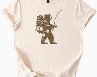 Wandelen Bear Fishing Graphic T-shirt Wilderness Rugzak Animal Nature Shirt Camping Fisherman Graphic Outdoors Adventure Shirt