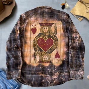 Camisa de franela reciclada estilo vintage con gráfico de naipes de la Reina de Corazones Camisa bohemia estilo occidental única moda femenina