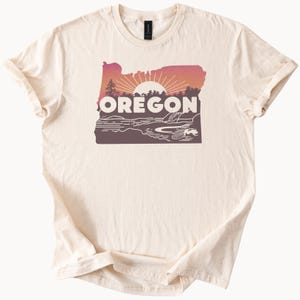 Oregon Grafik-T-Shirt Sonnenuntergang Landschaft Wasserfall Bäume Natur Umriss Zustand Karte im Freien Abenteuer Landschaft Kunst T-Shirt,Oregon Shirt