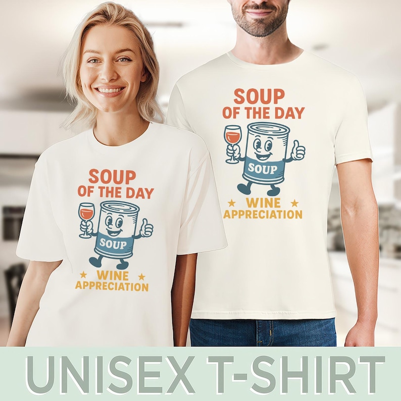 Op de afbeelding: Off-white unisex t-shirts met de tekst "SOUP OF THE DAY" en een cartoon soepblik met een wijnglas. Het blik heeft een duim omhoog en de woorden "SOUP" en "WINE APPRECIATION".