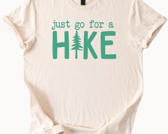 Camiseta gráfica "Just Go For A Hike" Camiseta de senderismo inspirada en la naturaleza con letras de árboles Camiseta de aventura al aire libre Camiseta estilo camping