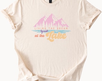 Camiseta Vivir el sueño en el lago, camiseta gráfica de lago de montaña, camiseta de vacaciones de verano, regalo para amantes del lago, camiseta de aventura al aire libre