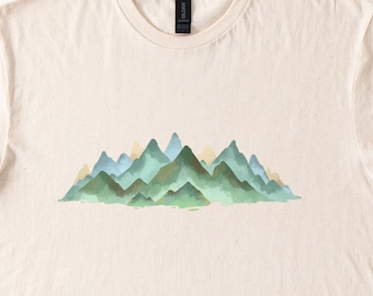 Camiseta de montaña con acuarela, camiseta gráfica inspirada en la naturaleza, camiseta para senderismo al aire libre, camiseta con paisaje escénico.