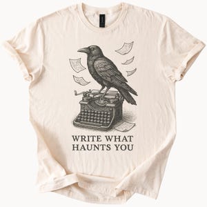 Rabe Schreibmaschine TShirt schreiben, was Sie verfolgt dunkle Academia Gothic Tee Buch-Liebhaber-Geschenk