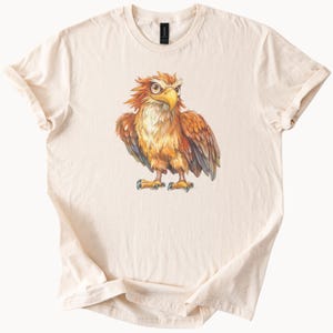 Bonita y colorida camiseta gráfica de búho con dibujos animados, arte de aves caprichosas, camiseta de animales de la naturaleza para amantes de las aves al aire libre, regalo estilo bosque