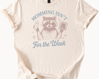 Momming ist nicht für den schwachen Waschbären Grafik T-Shirt Lustiges Mama-Leben Shirt Niedliches Tier hält Flasche und Toast Geschenk für Muttertag Grafik-T-Shirt