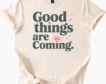 Camiseta "Good Things Are Comes" de algodón color beige natural, camiseta con vibraciones positivas, camiseta gráfica, camiseta esperanzadora
