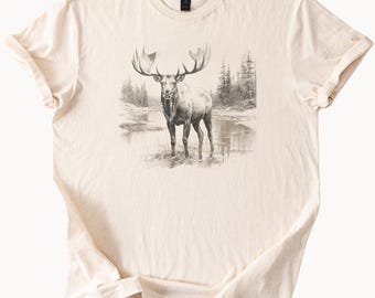 Maglietta grafica con paesaggio boschivo e alci, design di animali selvatici all'aperto, arte naturalistica, scena rustica del bosco, abbigliamento