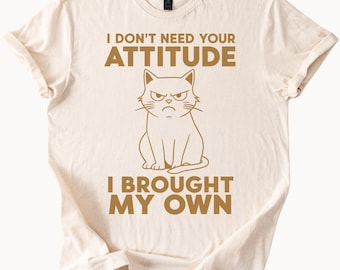 Grappige knorrige kat-afbeelding met I Dont Need Your Attitude I Brought My Own quote sarcastische humor T-shirt