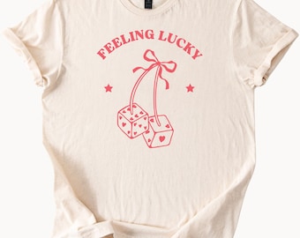 Camiseta corta con estampado de corazones y dados "Sintiendo suerte" para mujer