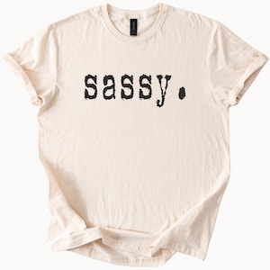 Camiseta gráfica com letras ousadas e ousadas com estilo grunge, camisa minimalista e estética para amantes de atitude confiante, camiseta casual macia