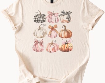 Herbstliches Kürbis-T-Shirt mit niedlichem Karomuster und gepunkteten Schleifen, Kürbissen, herbstlichem Grafik-T-Shirt, gemütliches Saison-Shirt
