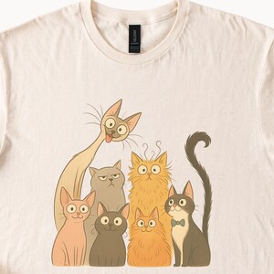 Camiseta con estampado de gatos de dibujos animados, adorable y peculiar regalo para amantes de los gatos, ilustración de un grupo felino juguetón, camiseta de animales suaves, camiseta única con arte de gatos