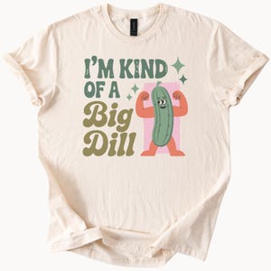 私はちょっとビッグディル。面白いピクルスのグラフィックTシャツ。かわいい漫画の強いピクルスのシャツ。しゃれた食べ物好きのTシャツ。ピクルスファンへのギフト。