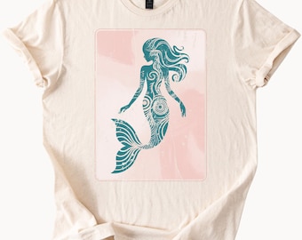 Boho-Meerjungfrauen-T-Shirt im Tribal-Stil mit Ozean-Motiv, Strandmotiv und Meeressirenen-Design aus weicher Naturbaumwolle