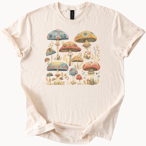 Maglietta grafica con stampa boho e giardino di funghi, maglietta con stampa floreale stravagante di funghi, maglietta con stampa forestale di funghi, maglietta estetica cottagecore