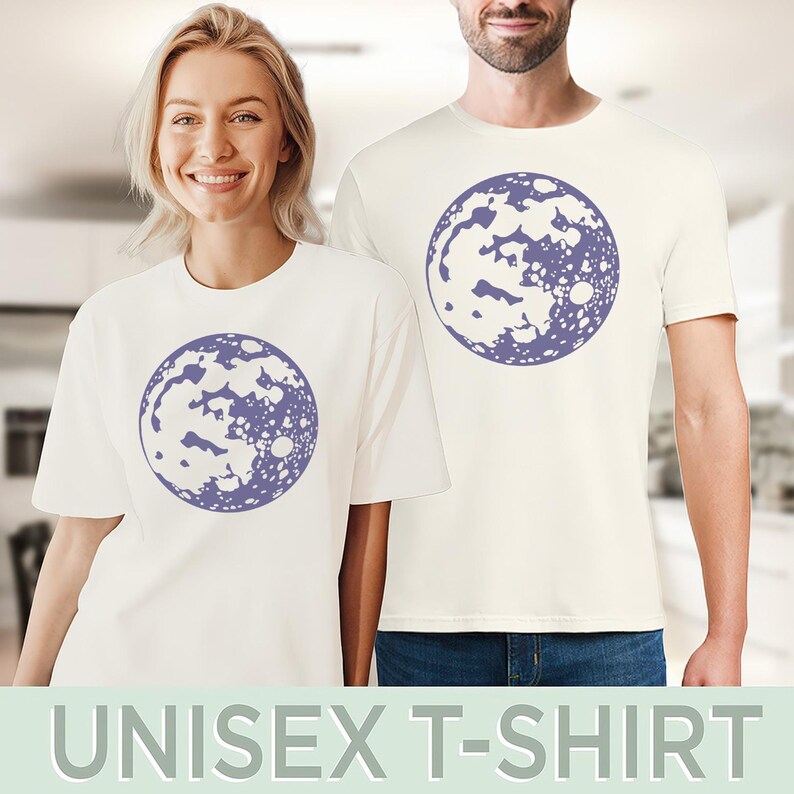 Op de afbeelding: Een wit unisex t-shirt met een paarse maanprint. De maan is een gestileerd ontwerp met een witte binnenkant en een paarse omtrek.