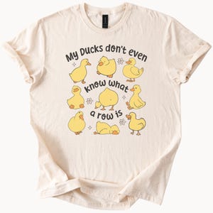 面白いアヒルのアウト・オブ・オーダーグラフィックTシャツ。私のアヒルは列が何なのかさえ知りません。かわいい動物愛好家へのギフト。ファームユーモアTシャツ。