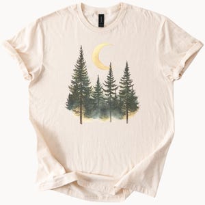 Halbmond über Kiefernwald Grafik Shirt Natur Bäume Wald TShirt Wandern im Freien Weiches Baumwoll T-Shirt Geschenk für Naturliebhaber