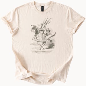 Camiseta Alice no País das Maravilhas Coelho Branco Arauto Trompete Corações Carta de Baralho Fantasia Camiseta Gráfica Presente para Amante de Livros